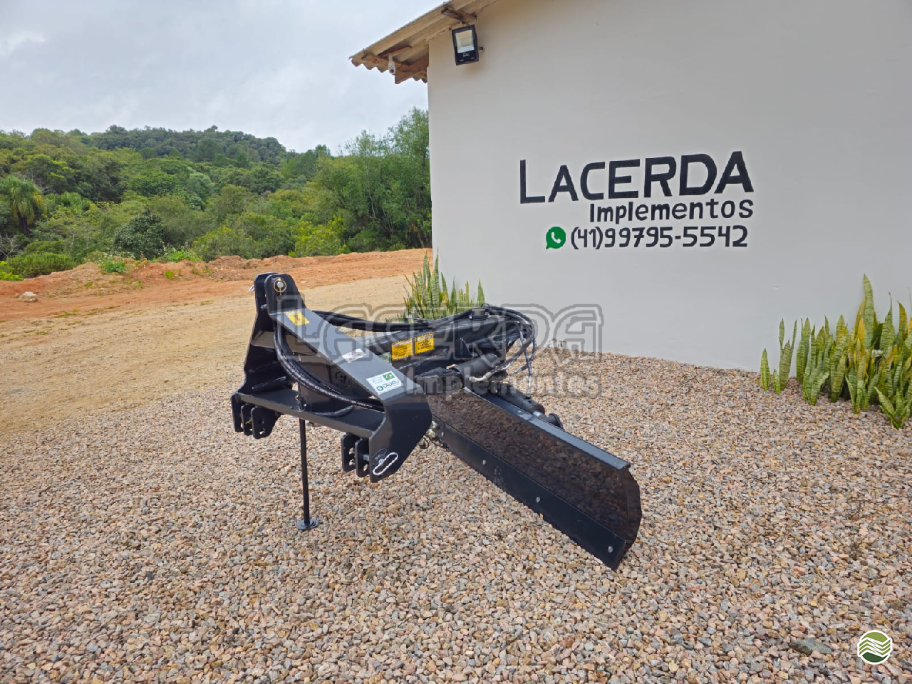 IMPLEMENTOS AGRICOLAS PLAINA NIVELADORA PLAINA HIDRÁULICA TRASEIRA Lacerda Implementos QUITANDINHA PARANÁ PR