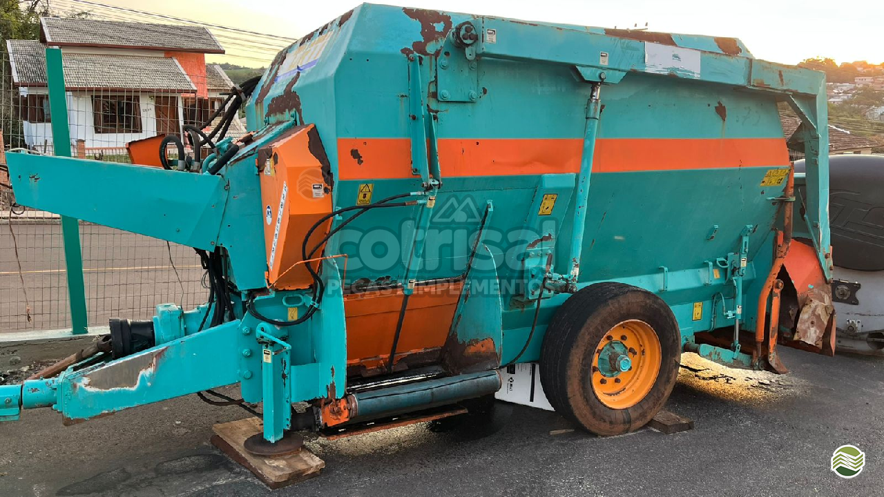 IMPLEMENTOS AGRICOLAS VAGAO FORRAGEIRO VAGÃO MISTURADOR AUTOCARREGÁVEL Cotrisal SARANDI RIO GRANDE DO SUL RS