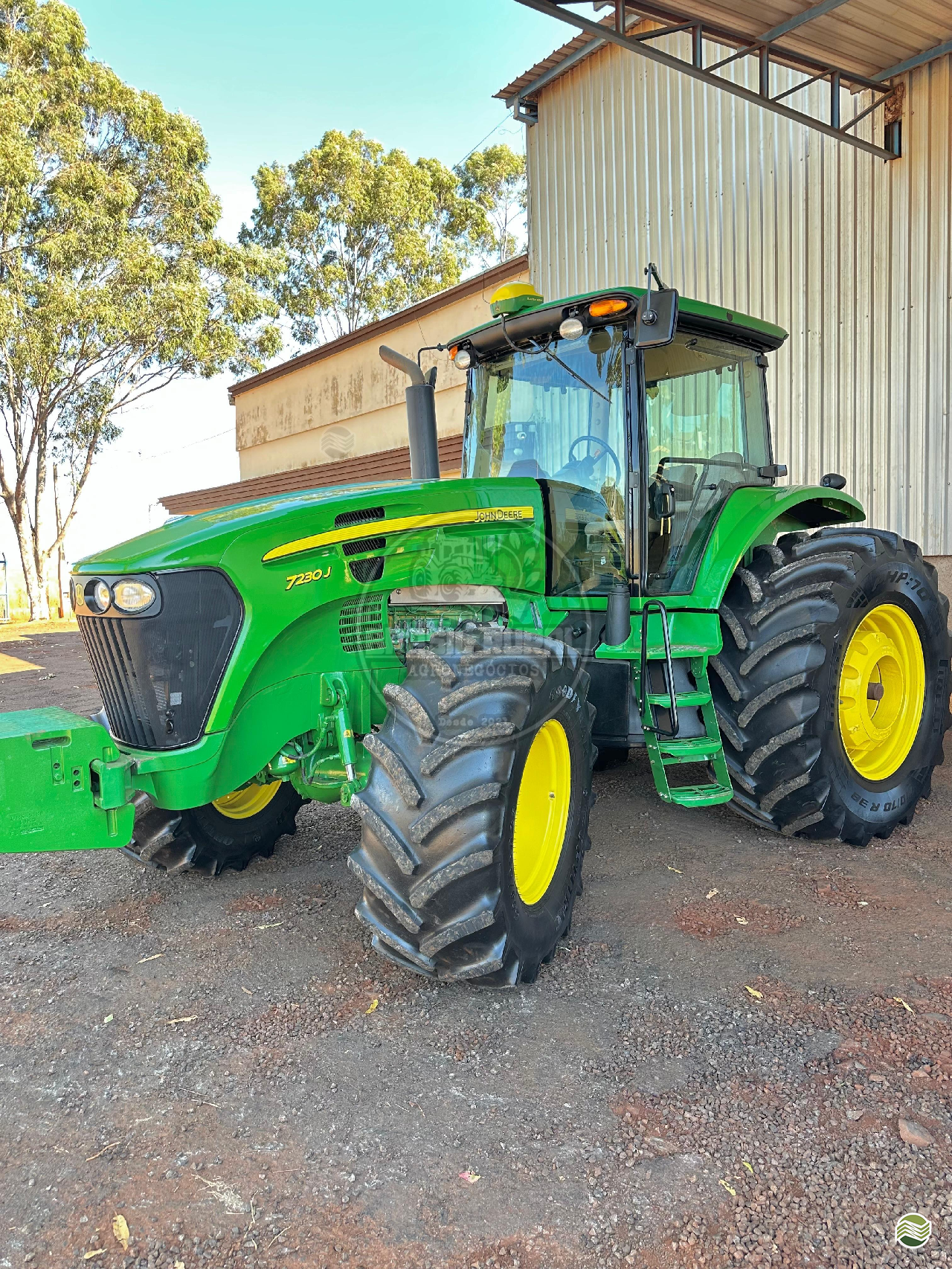 TRATOR JOHN DEERE JOHN DEERE 7230J Tração 4x4 Brasil Rural - Agronegócios CAMPINA DA LAGOA PARANÁ PR