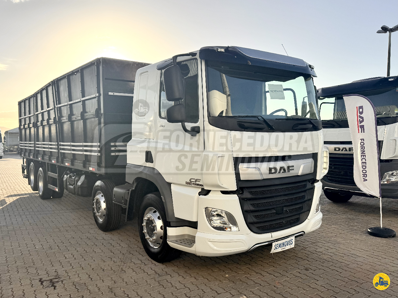 CAMINHAO DAF DAF CF FAC 310 Graneleiro BiTruck 8x2 DAF Fornecedora Seminovos ITAITINGA CEARÁ CE