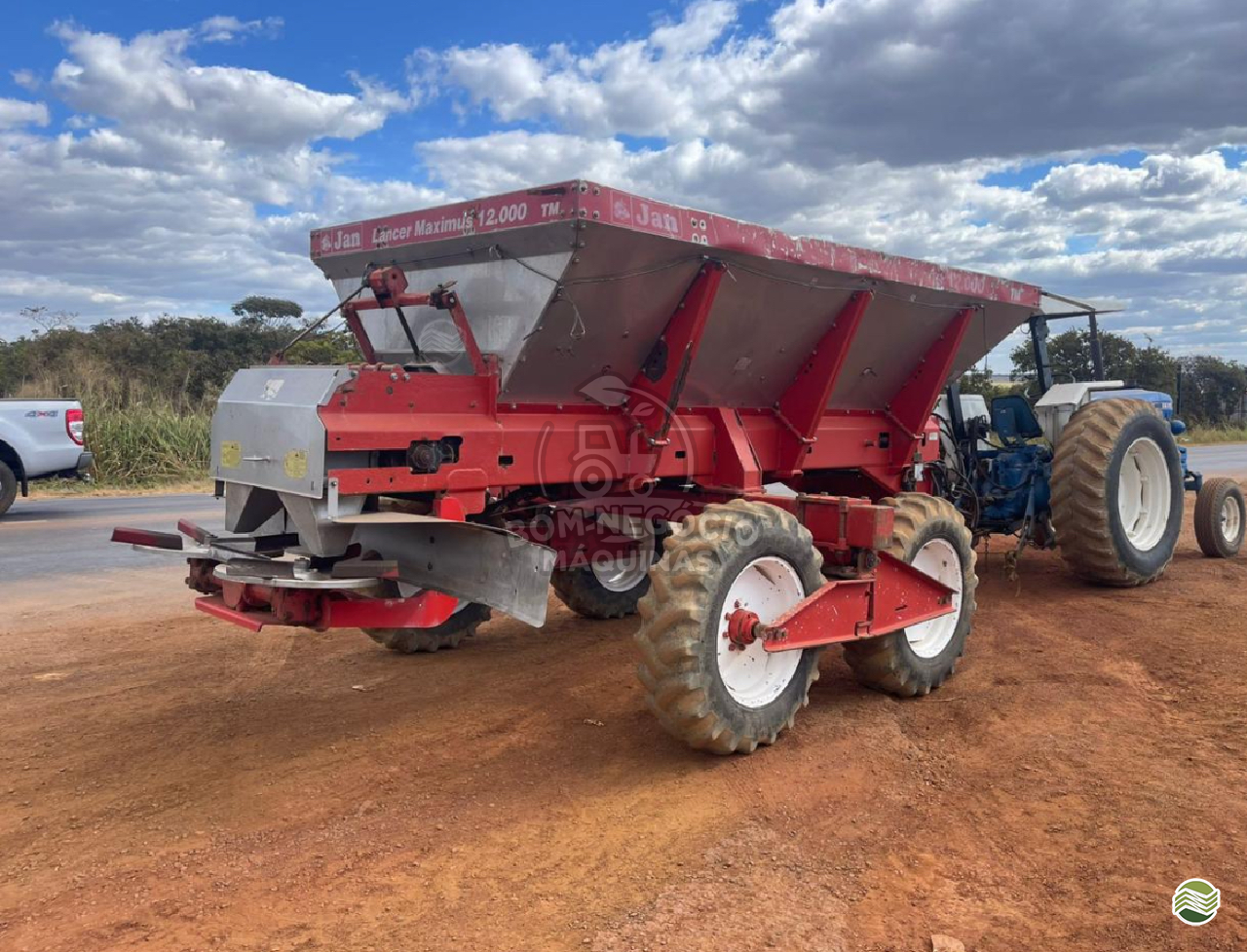 IMPLEMENTOS AGRICOLAS DISTRIBUIDOR DISTRIBUIDOR 12000 Bom Negócio Máquinas MONTE CARMELO MINAS GERAIS MG