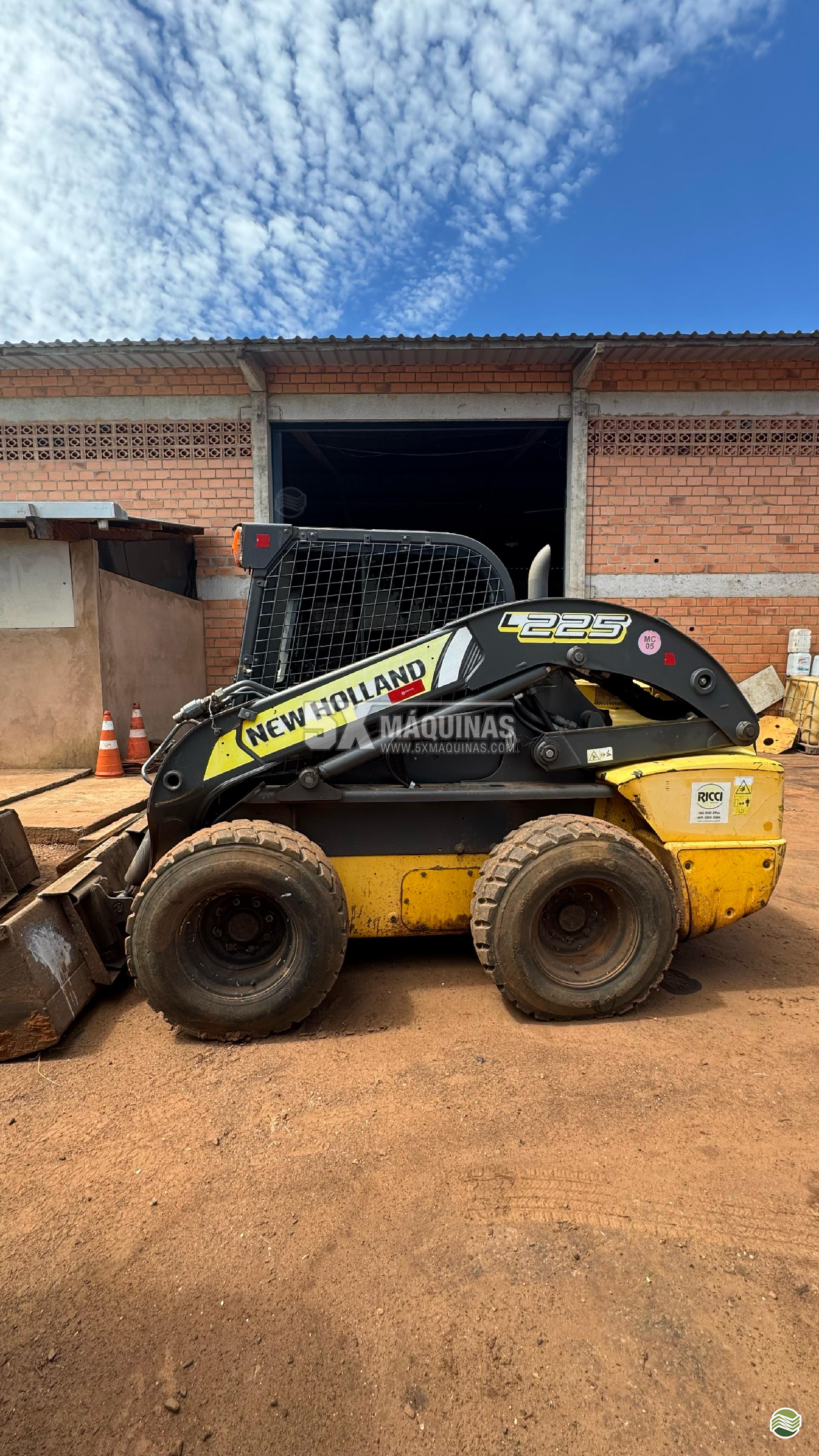 MINI CARREGADEIRA NEW HOLLAND L225 5X Máquinas  CAMPO GRANDE MATO GROSSO DO SUL MS