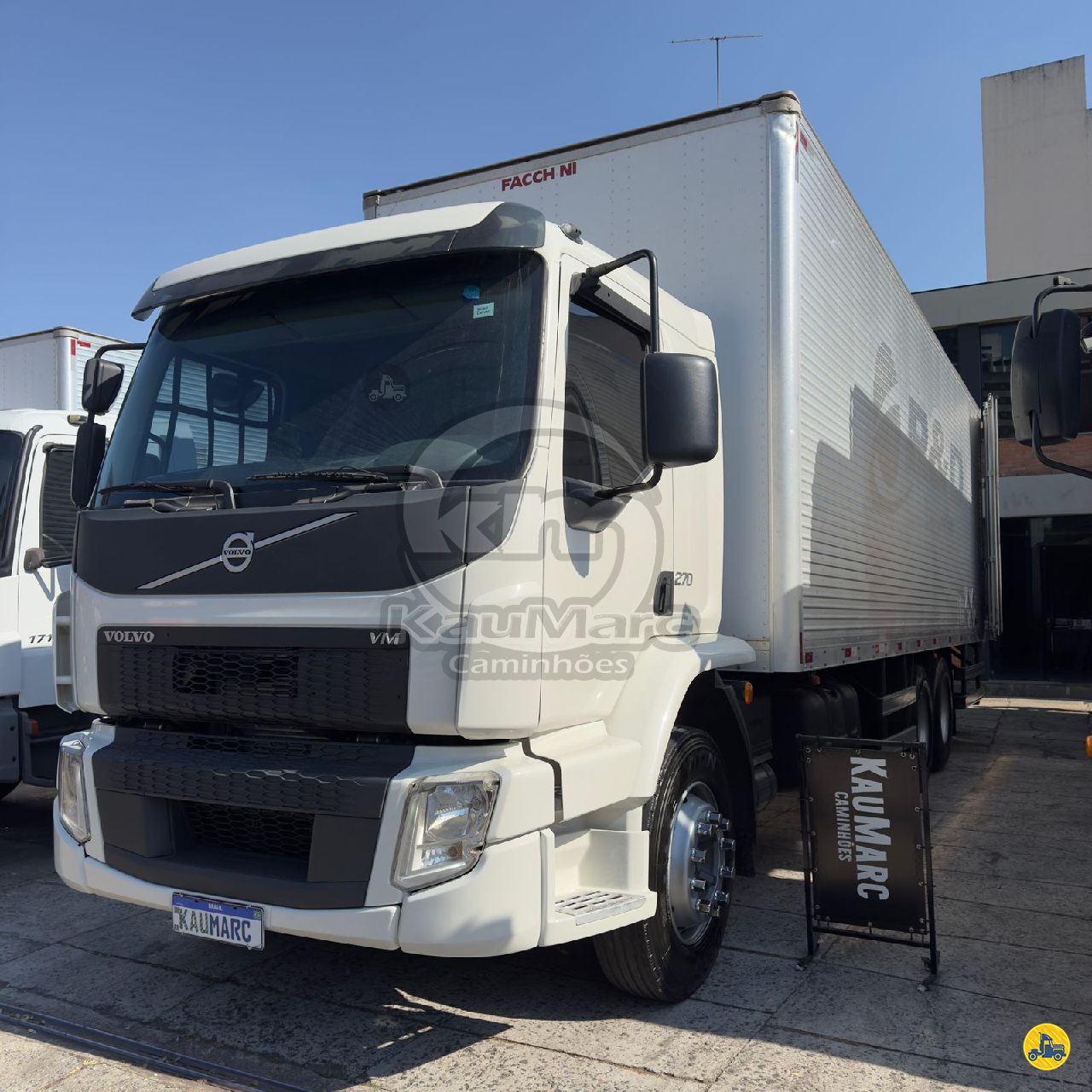 CAMINHAO VOLVO VOLVO VM 270 Baú Furgão Truck 6x2 Kaumarc Caminhões SAO PAULO SÃO PAULO SP