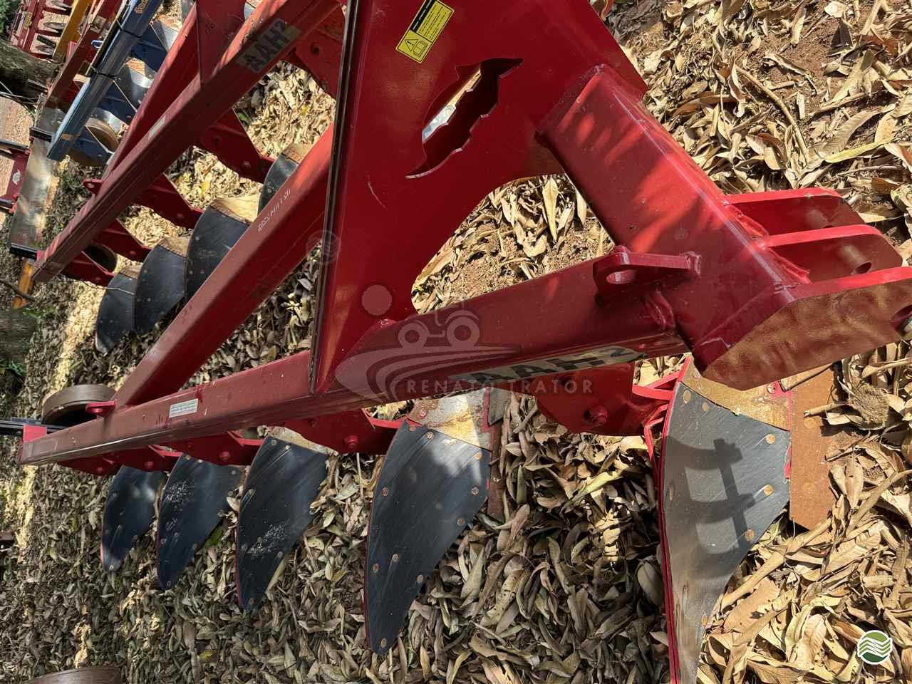 IMPLEMENTOS AGRICOLAS ARADO 5 DISCOS FIXO Renato Trator IBITINGA SÃO PAULO SP