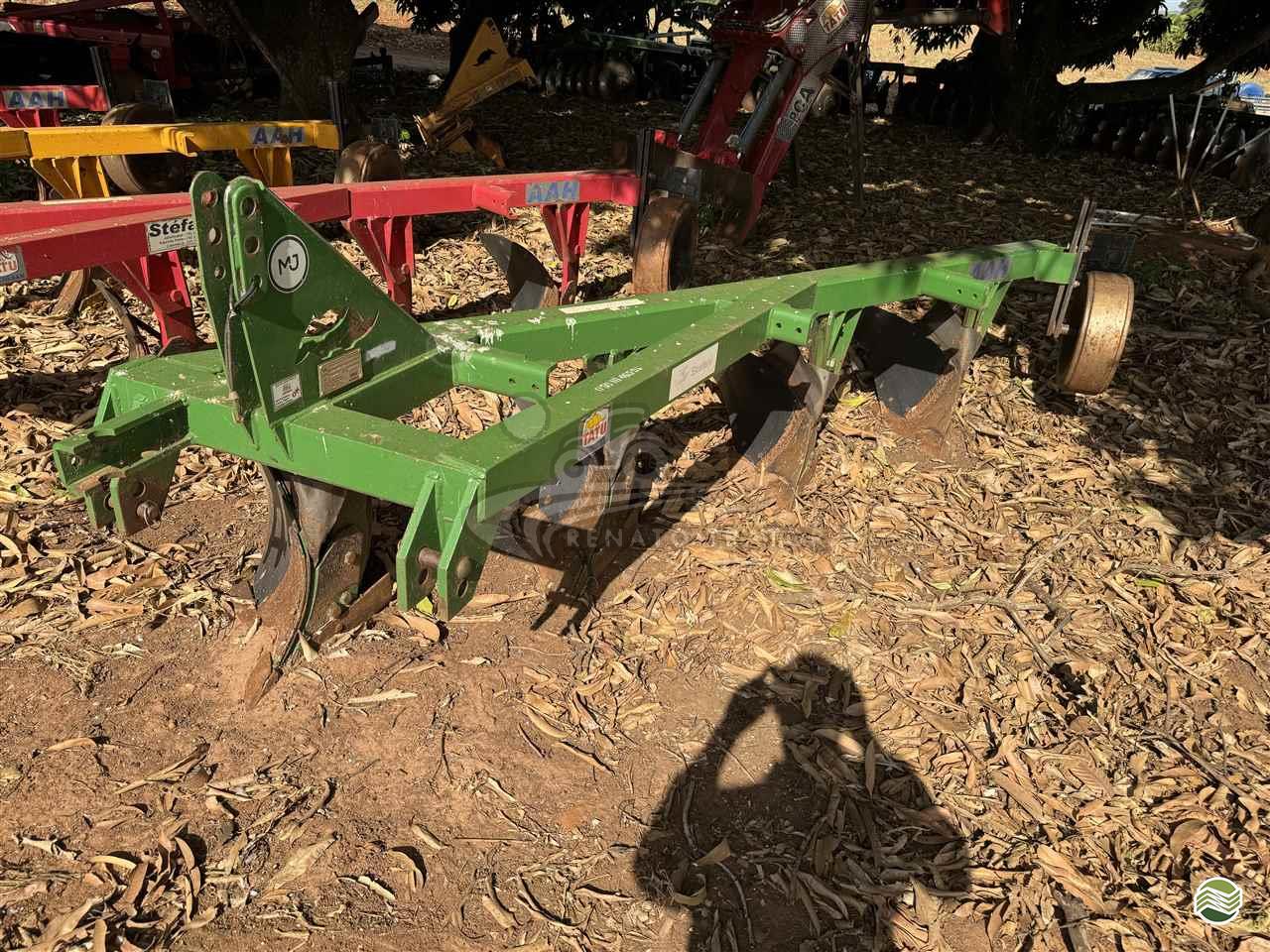 IMPLEMENTOS AGRICOLAS ARADO 4 DISCOS FIXO Renato Trator IBITINGA SÃO PAULO SP