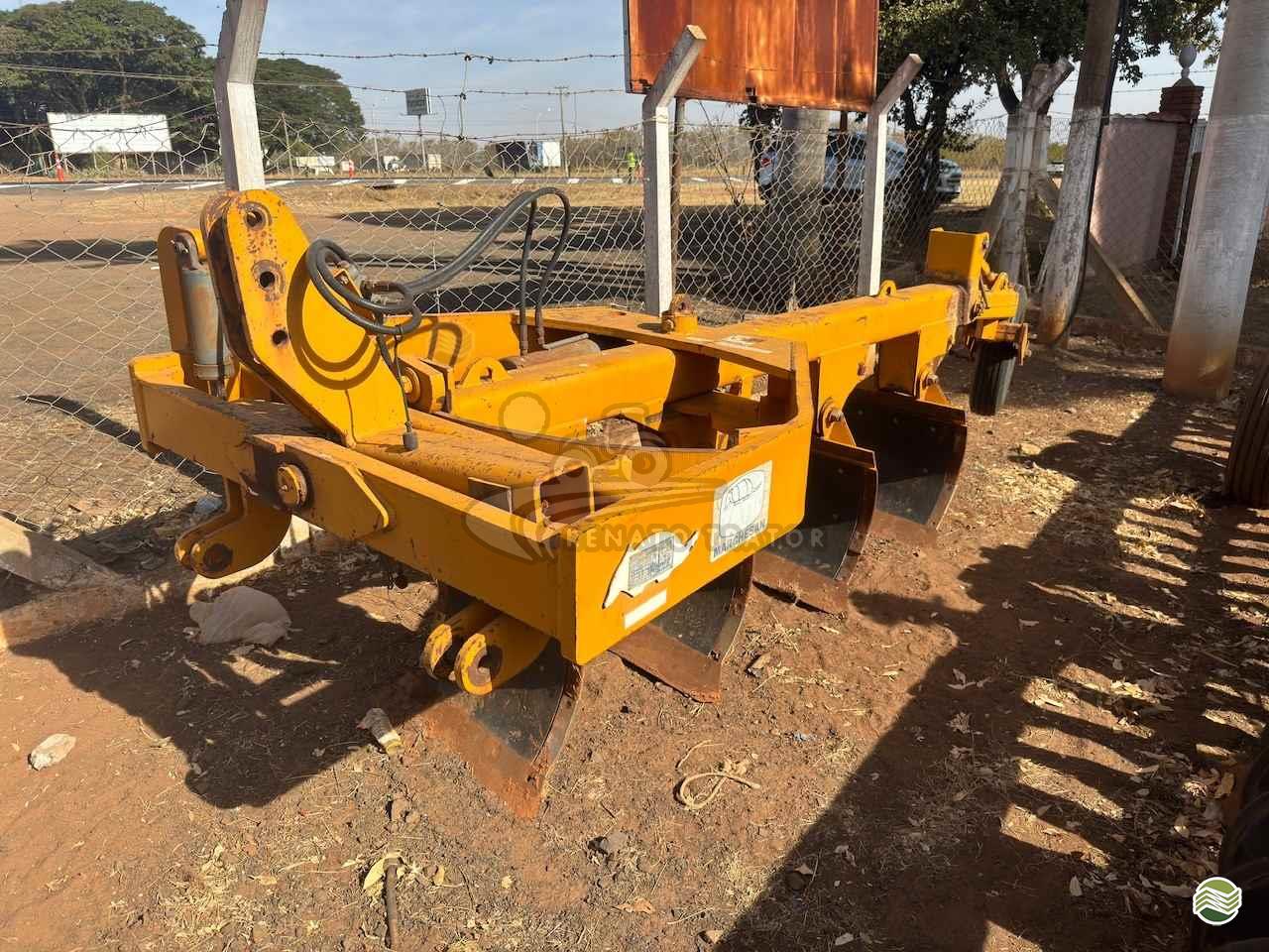 IMPLEMENTOS AGRICOLAS ARADO 4 DISCOS FIXO Renato Trator IBITINGA SÃO PAULO SP
