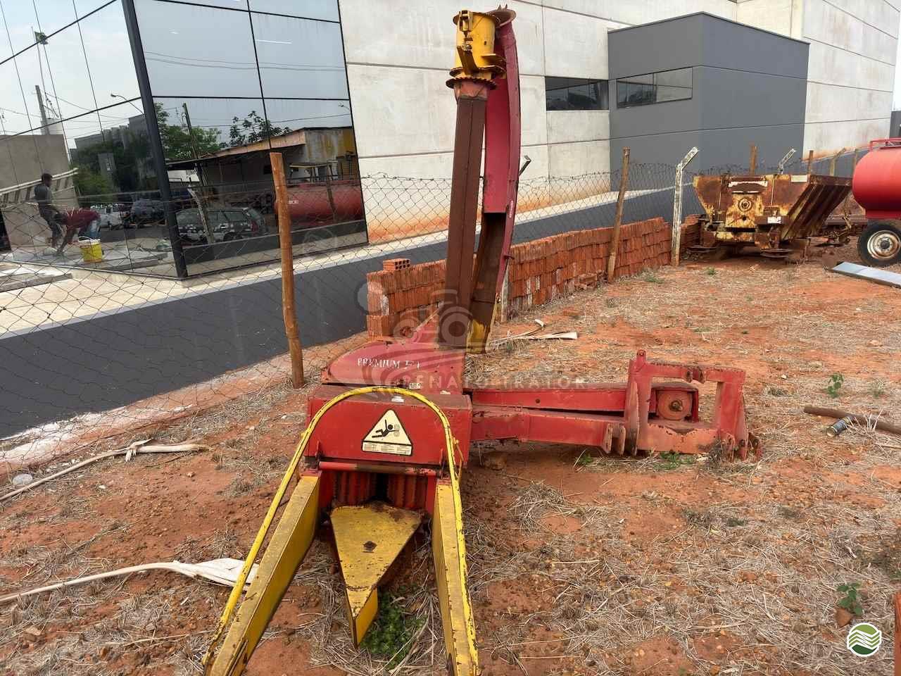 IMPLEMENTOS AGRICOLAS TRITURADOR FORRAGEIRO PICADOR FORRAGEIRO Renato Trator IBITINGA SÃO PAULO SP