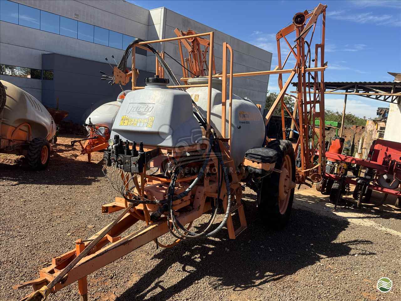 IMPLEMENTOS AGRICOLAS PULVERIZADOR 2000L Renato Trator IBITINGA SÃO PAULO SP