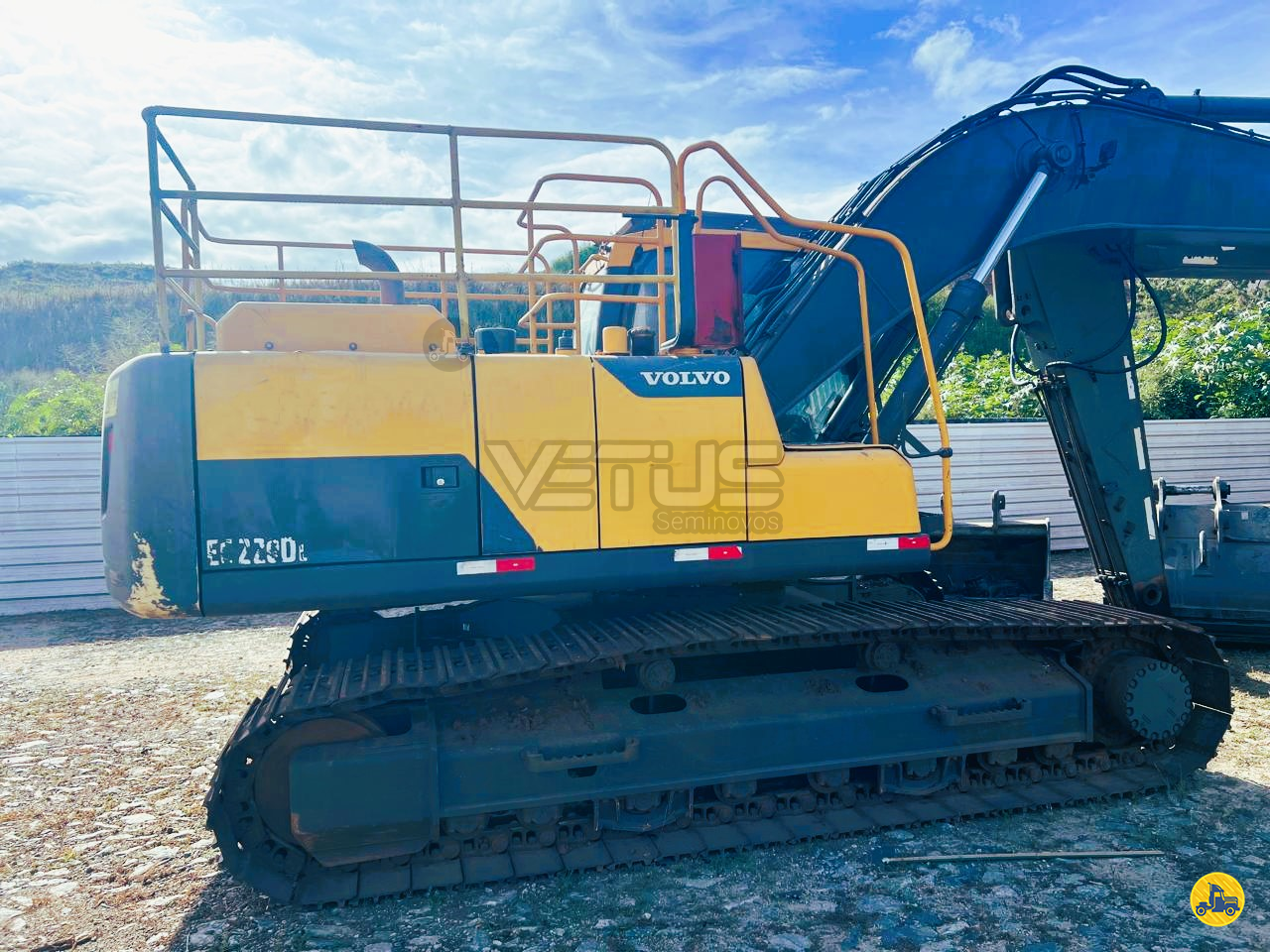 ESCAVADEIRA VOLVO EC220 Vetus Seminovos  BETIM MINAS GERAIS MG