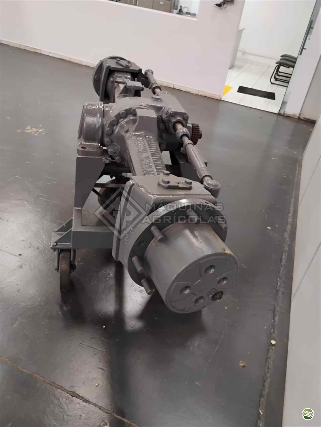 TRAÇÃO DIANTEIRA PARA TRATORES MASSEY FERGUSON  660 ou 680 : Peça de treinamento, marca  Z.F. 