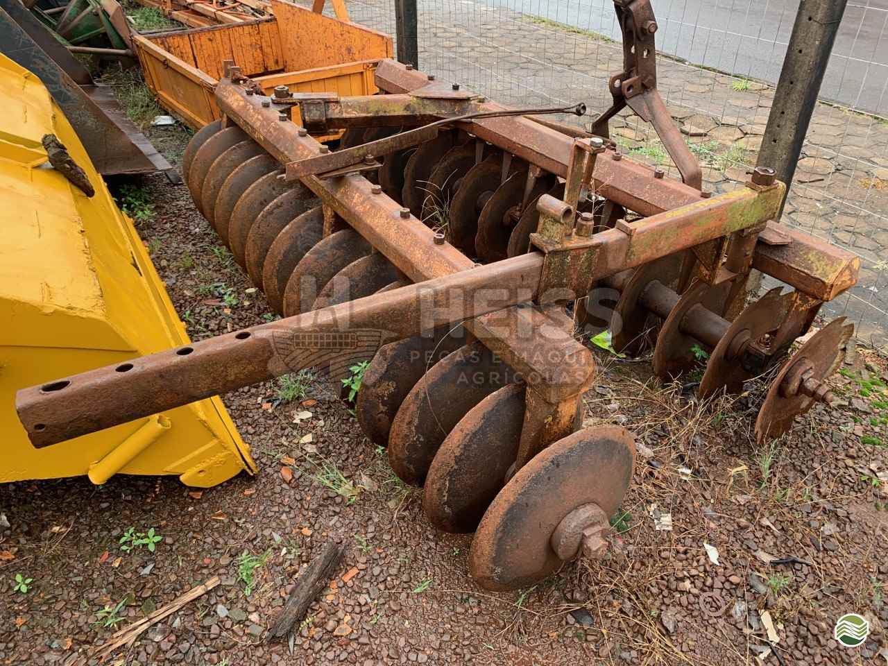 IMPLEMENTOS AGRICOLAS GRADE NIVELADORA NIVELADORA 28 DISCOS Heiss - Peças Agrícolas TOLEDO PARANÁ PR