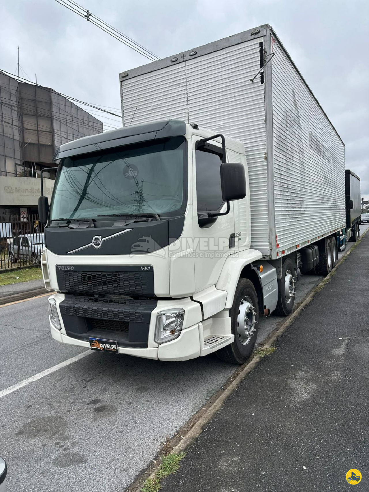 CAMINHAO VOLVO VOLVO VM 330 Baú Furgão BiTruck 8x2 DIVELPE Caminhões e Implementos CURITIBA PARANÁ PR
