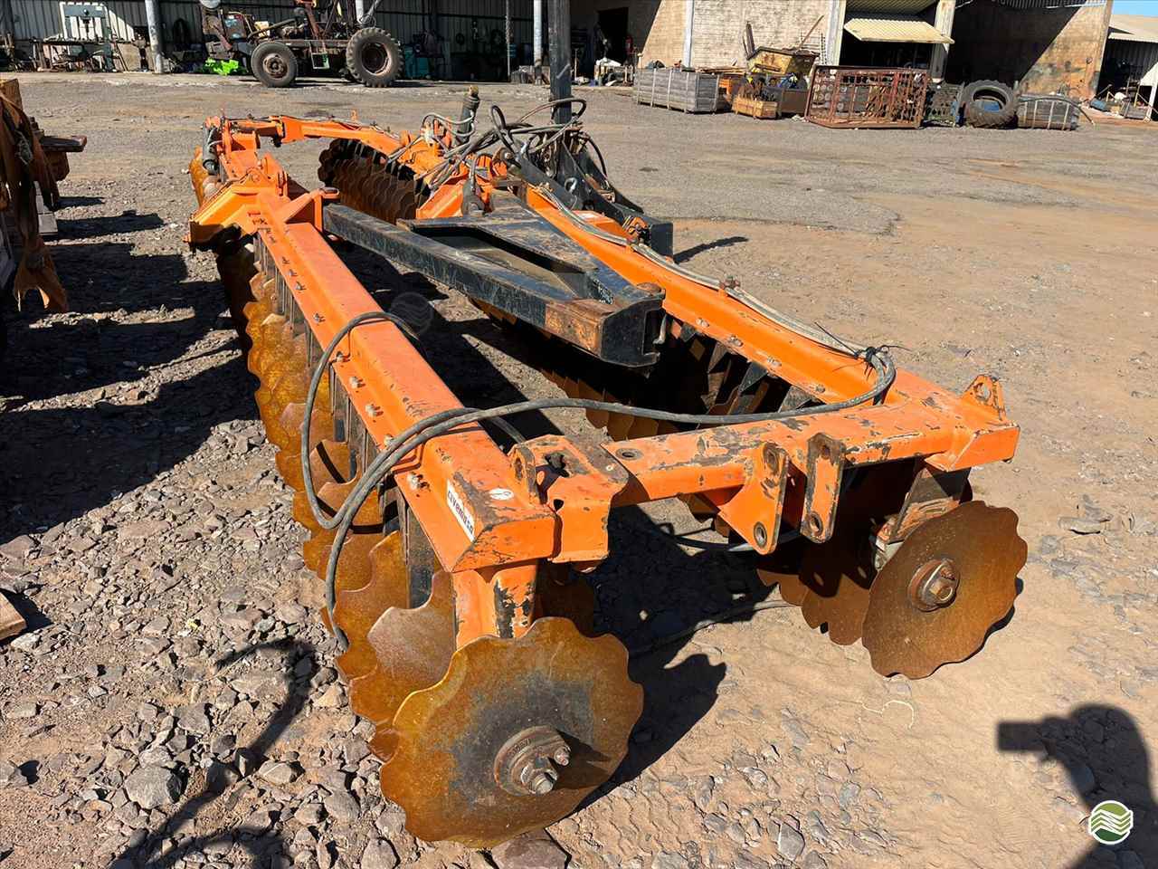 IMPLEMENTOS AGRICOLAS GRADE NIVELADORA NIVELADORA 76 DISCOS Gomes e Gouveia Máquinas CENTRALINA MINAS GERAIS MG