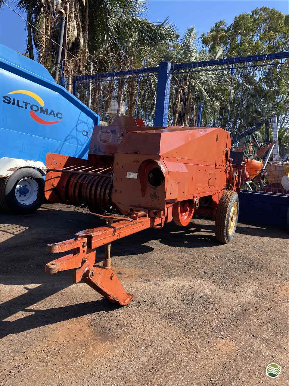 IMPLEMENTOS AGRICOLAS ENFARDADEIRA EMPACOTADORA FARDOS QUADRADOS Gomes e Gouveia Máquinas CENTRALINA MINAS GERAIS MG