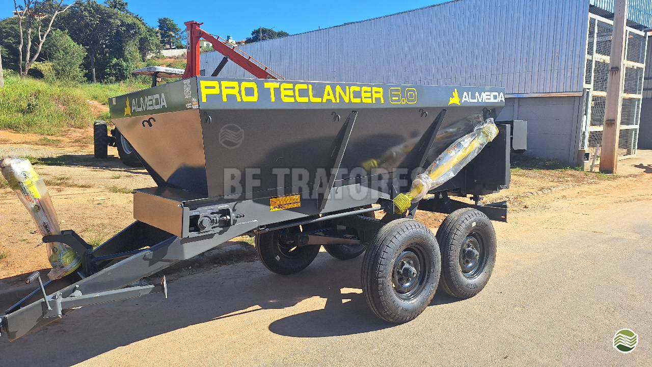 IMPLEMENTOS AGRICOLAS DISTRIBUIDOR CALCÁRIO 6000 Kg BF Tratores PIRACEMA MINAS GERAIS MG