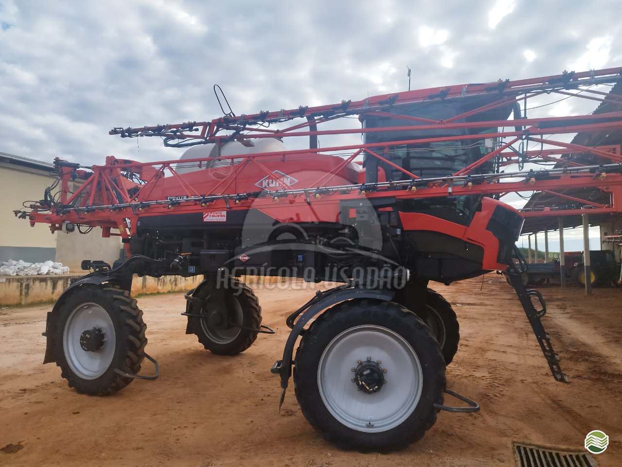 PULVERIZADOR KUHN FIGHTER 2500 Tração 4x2 Agrícola Usadão TAQUARITUBA SÃO PAULO SP