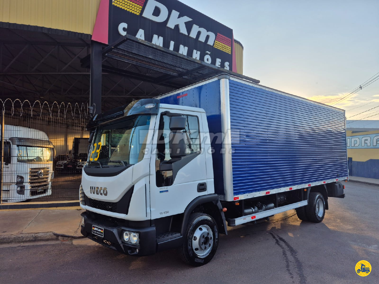 CAMINHAO IVECO TECTOR 11-190 Baú Furgão 3/4 4x2 DKM Caminhões ARACATUBA SÃO PAULO SP
