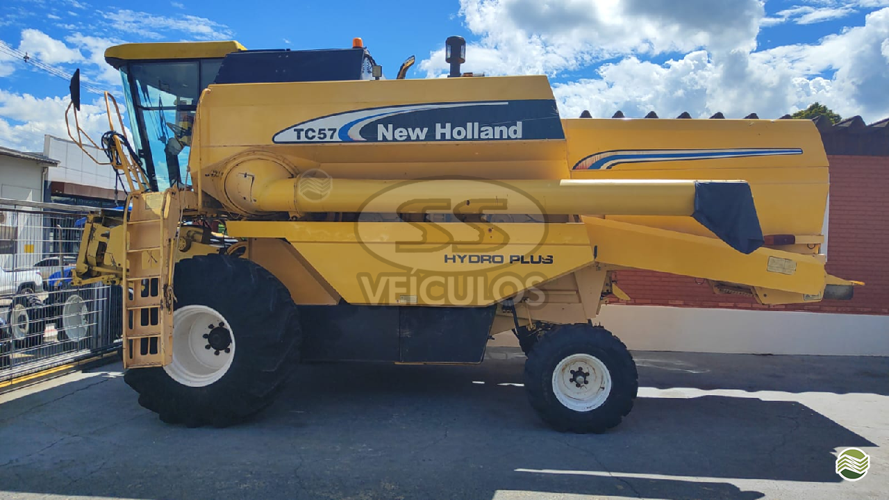 COLHEITADEIRA NEW HOLLAND TC 57 SS Veículos IRATI PARANÁ PR
