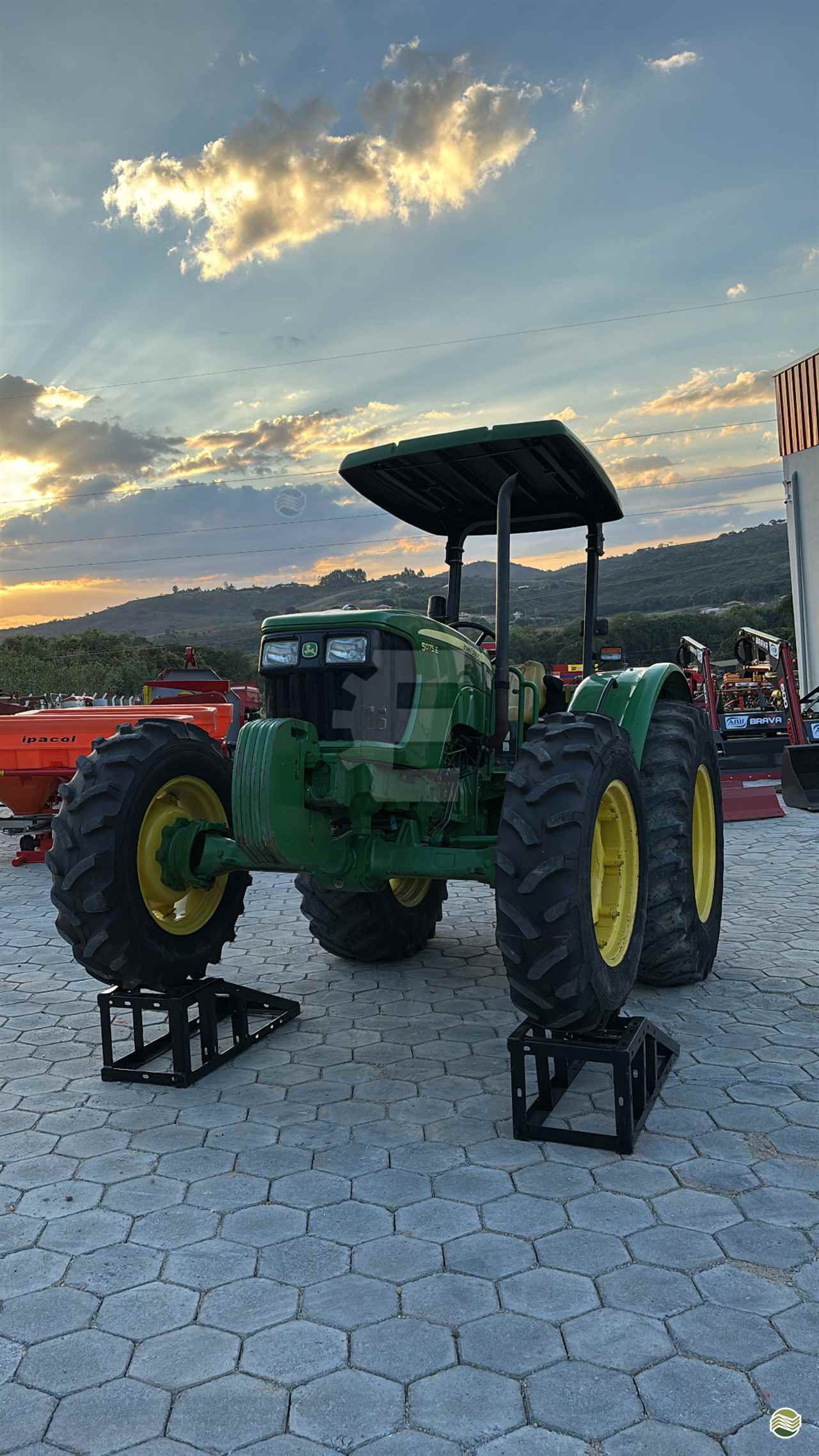 TRATOR JOHN DEERE JOHN DEERE 5075E Tração 4x4 Eduarte Implementos Agrícolas SAO JOAO DEL REI MINAS GERAIS MG