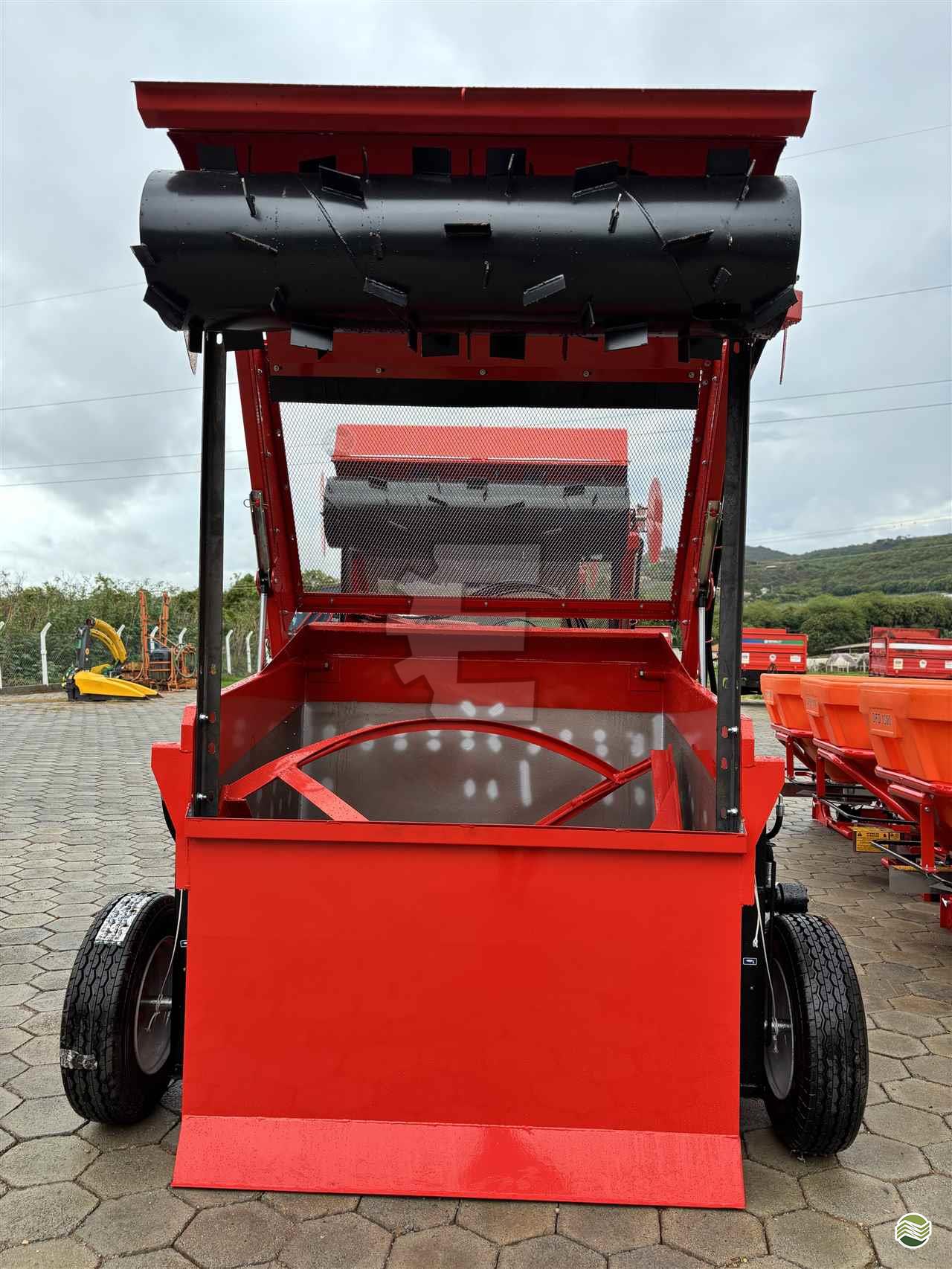 IMPLEMENTOS AGRICOLAS VAGAO FORRAGEIRO VAGÃO MISTURADOR AUTOCARREGÁVEL Eduarte Implementos Agrícolas SAO JOAO DEL REI MINAS GERAIS MG