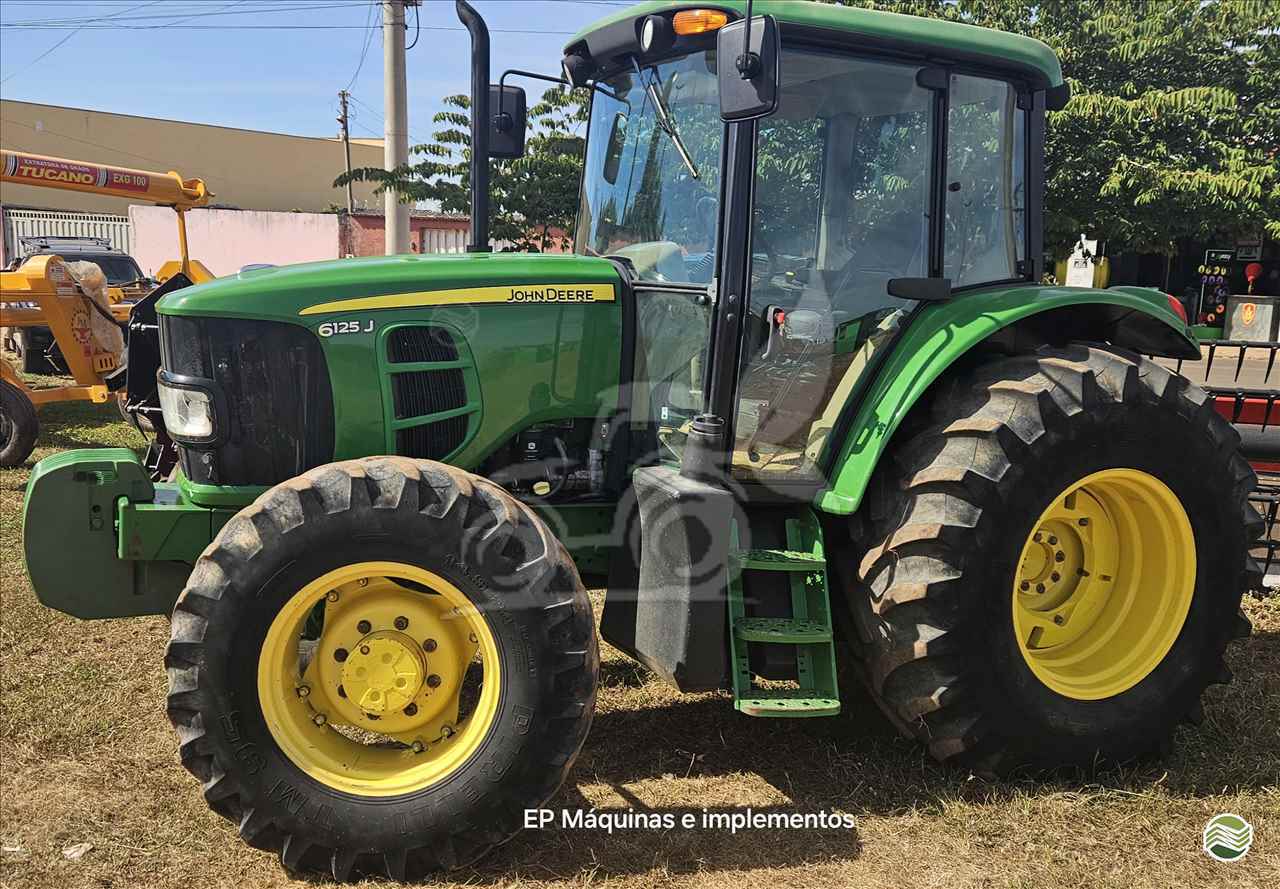 JOHN DEERE 6125J de EP Máquinas e Implementos Agrícolas