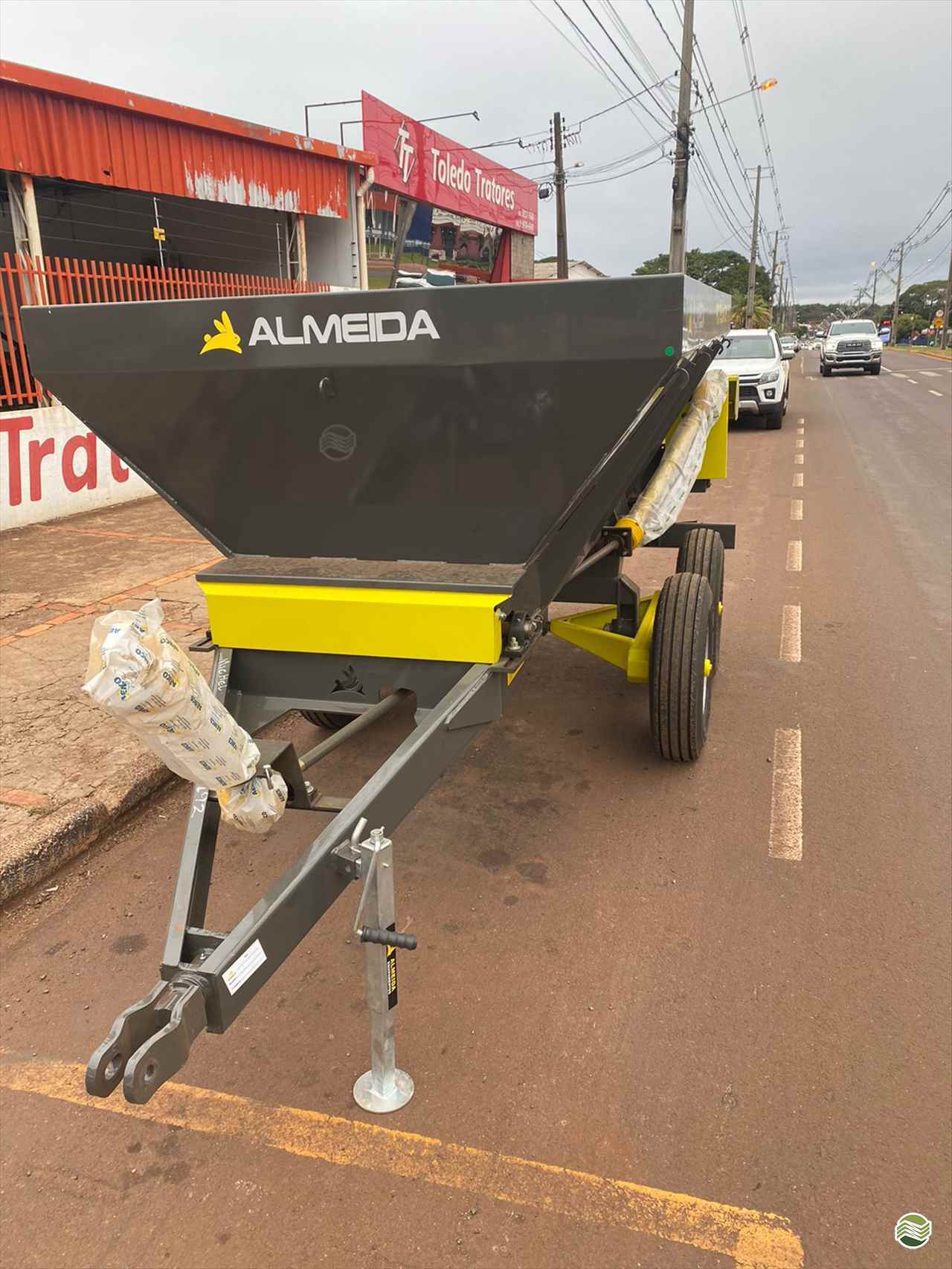 IMPLEMENTOS AGRICOLAS DISTRIBUIDOR ADUBO ORGÂNICO SÓLIDO Toledo Tratores PR TOLEDO PARANÁ PR