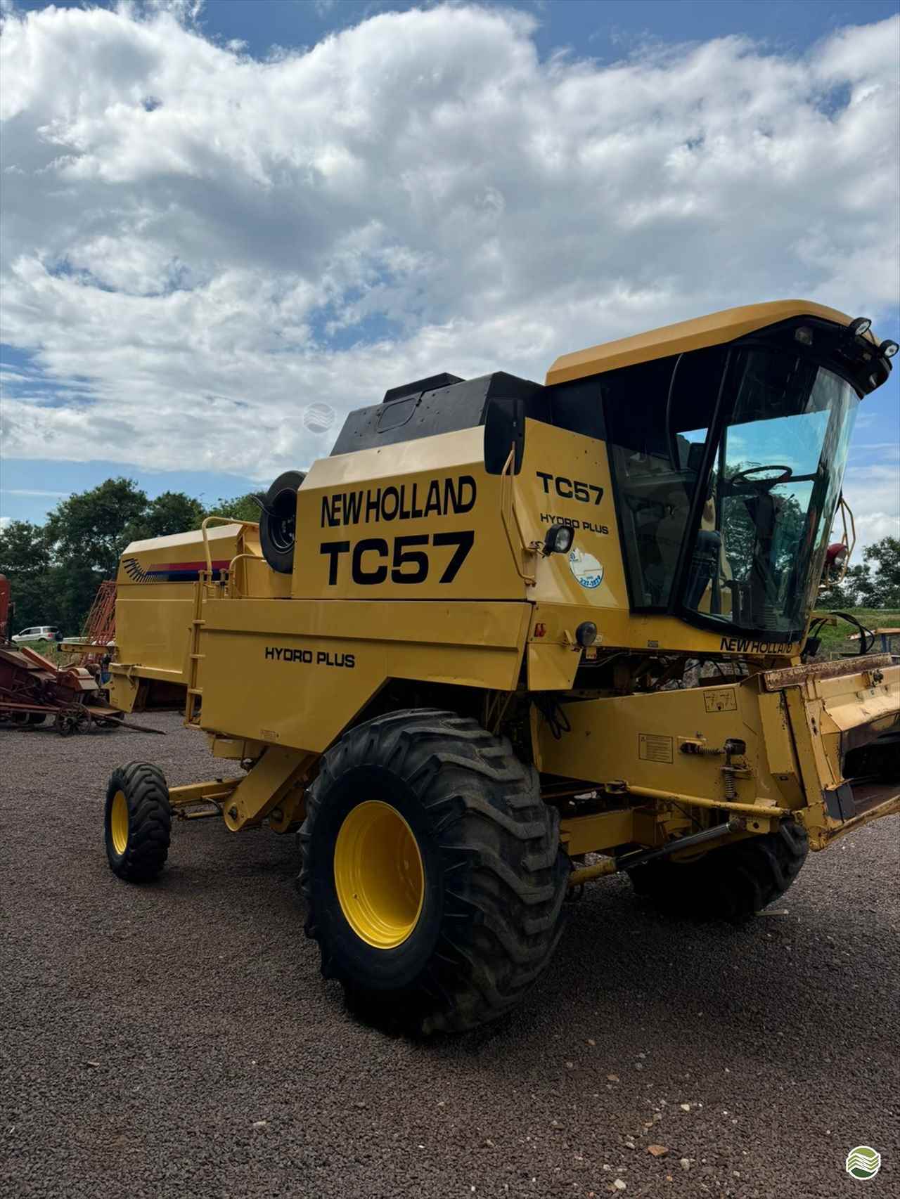 COLHEITADEIRA NEW HOLLAND TC 57 Toledo Tratores PR TOLEDO PARANÁ PR