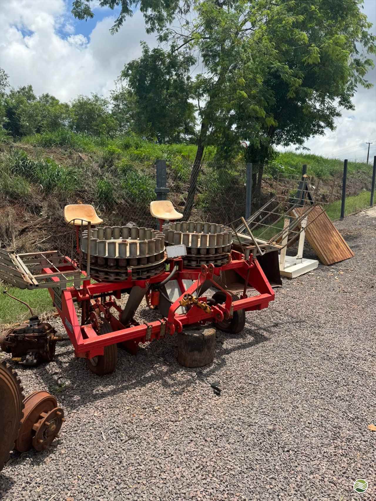 IMPLEMENTOS AGRICOLAS PLANTADEIRA PLANTADEIRA DE MANDIOCA Toledo Tratores PR TOLEDO PARANÁ PR