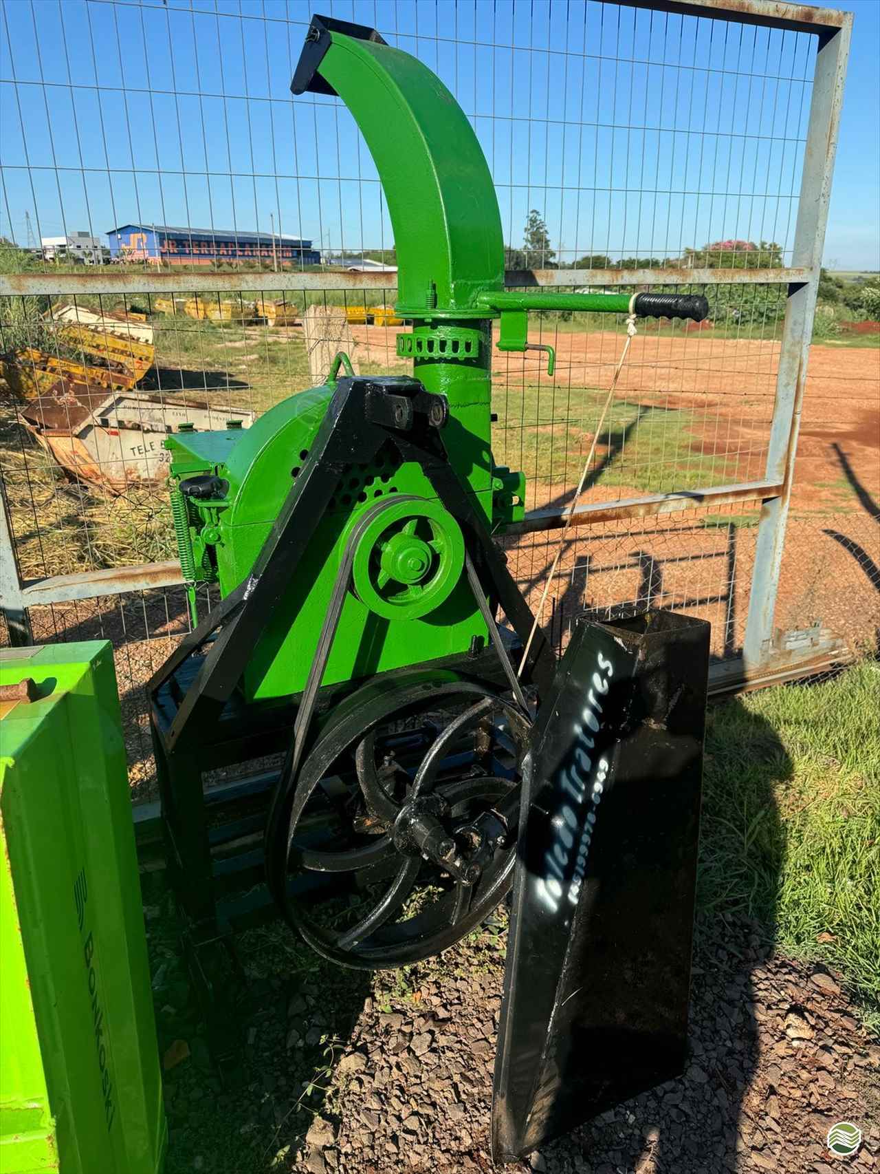 IMPLEMENTOS AGRICOLAS ENSILADEIRA ENSILADEIRA ESTACIONÁRIA Toledo Tratores PR TOLEDO PARANÁ PR