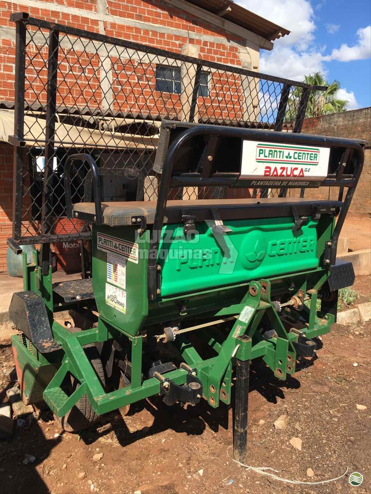 IMPLEMENTOS AGRICOLAS PLANTADEIRA PLANTADEIRA DE MANDIOCA Luizão Máquinas Agrícolas UMUARAMA PARANÁ PR