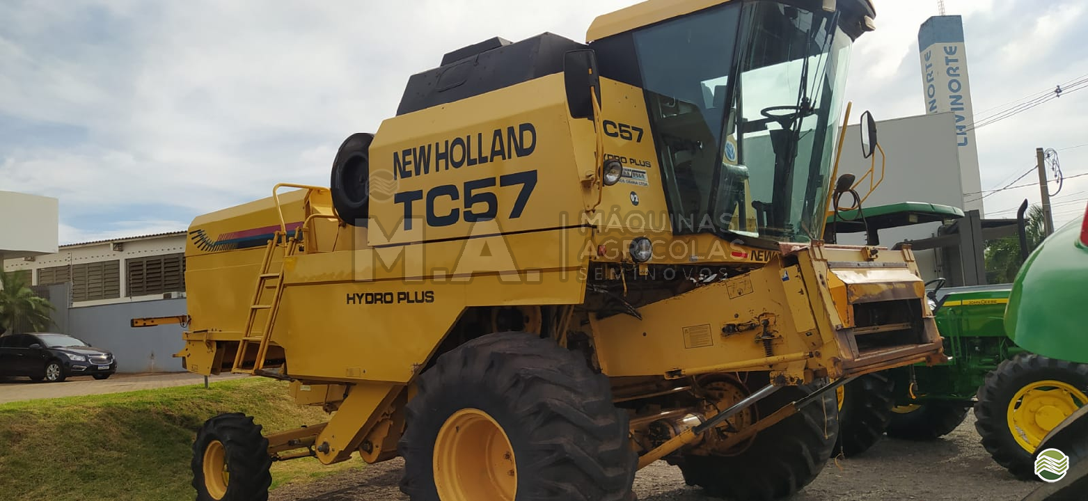 COLHEITADEIRA NEW HOLLAND TC 57 M.A. Máquinas Agrícolas - Cianorte CIANORTE PARANÁ PR