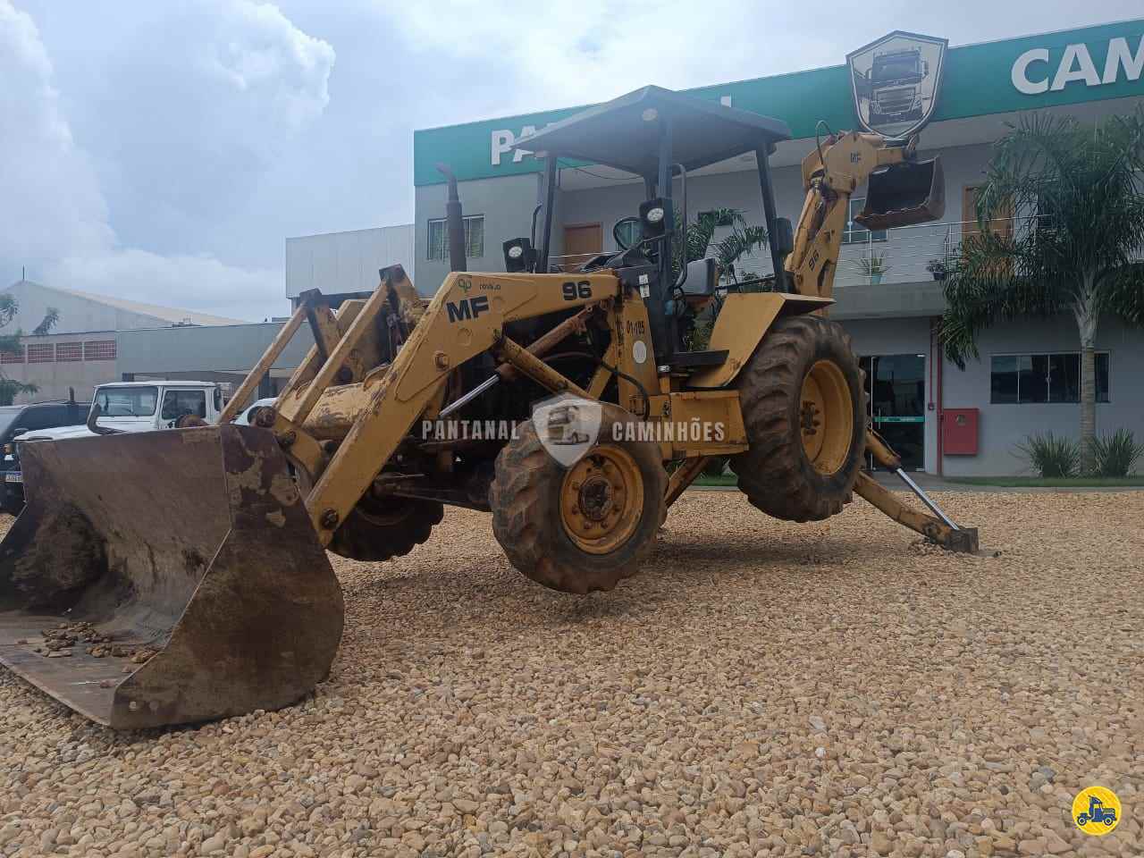 RETRO ESCAVADEIRA MASSEY FERGUSON RETRO MF96 Tração 4x4 Pantanal Caminhões RONDONOPOLIS MATO GROSSO MT