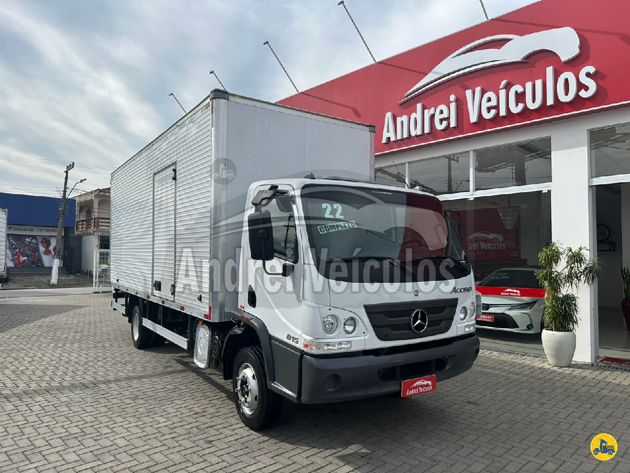 CAMINHAO MERCEDES-BENZ MB 815 Baú Furgão 3/4 4x2 Andrei Veículos e Caminhões PALHOCA SANTA CATARINA SC