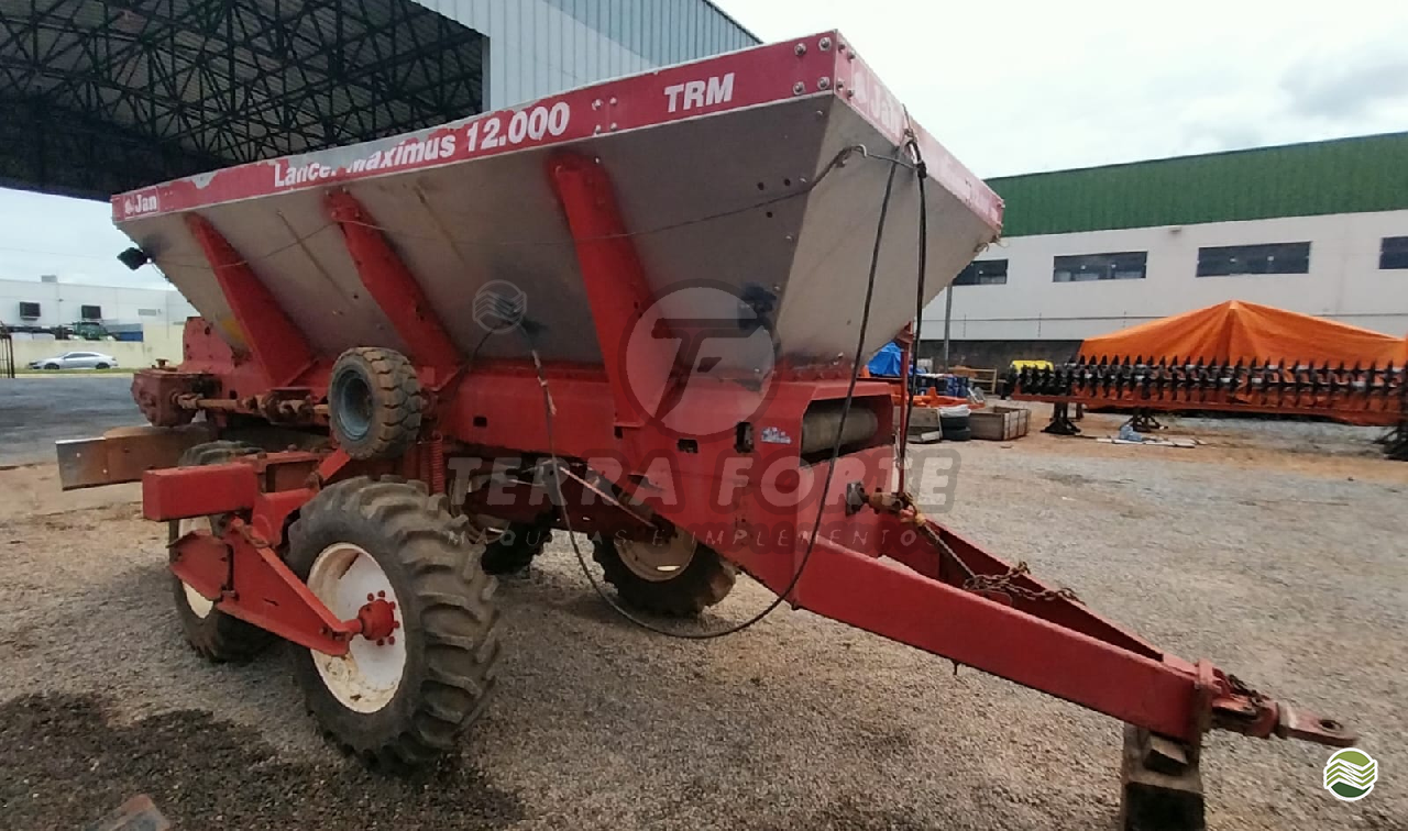 CALCÁRIO 12000 Kg de Terra Forte Máquinas e Implementos