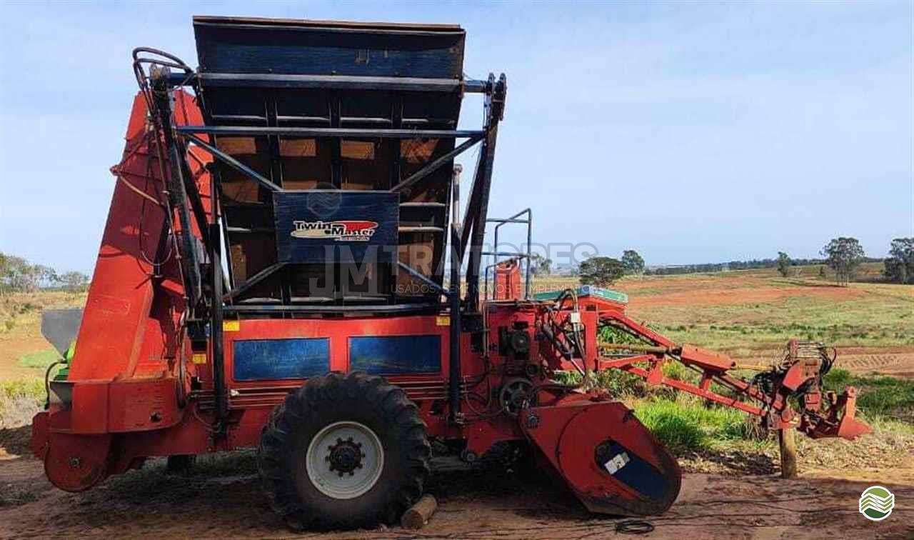IMPLEMENTOS AGRICOLAS COLHEDORAS RECOLHEDORA TRILHADORA DE AMENDOIM JM Tratores  ADAMANTINA SÃO PAULO SP