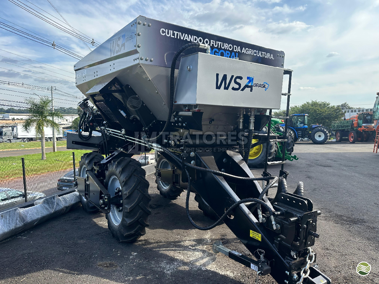 IMPLEMENTOS AGRICOLAS DISTRIBUIDOR CALCÁRIO 12500 Kg JM Tratores  ADAMANTINA SÃO PAULO SP