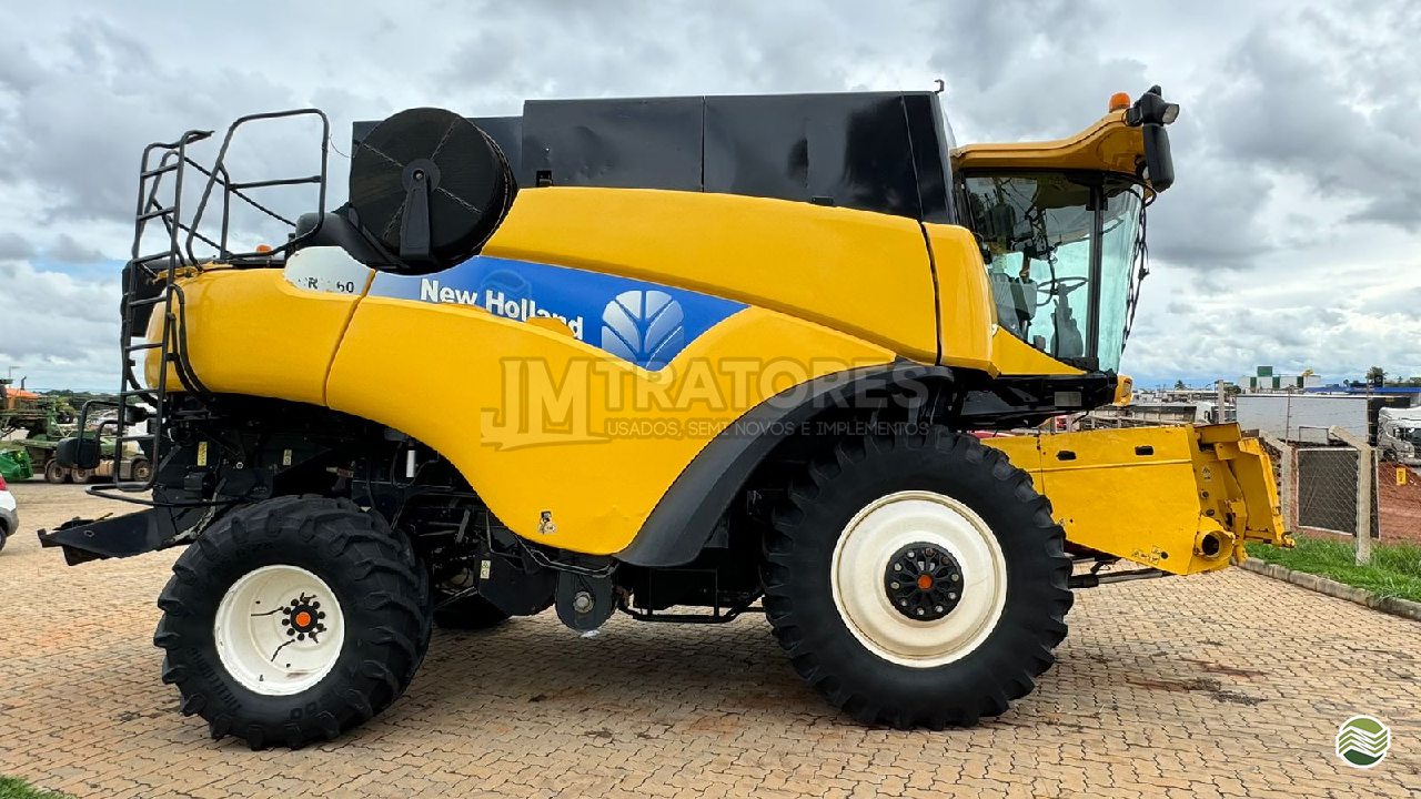 COLHEITADEIRA NEW HOLLAND CR 9060 JM Tratores  ADAMANTINA SÃO PAULO SP