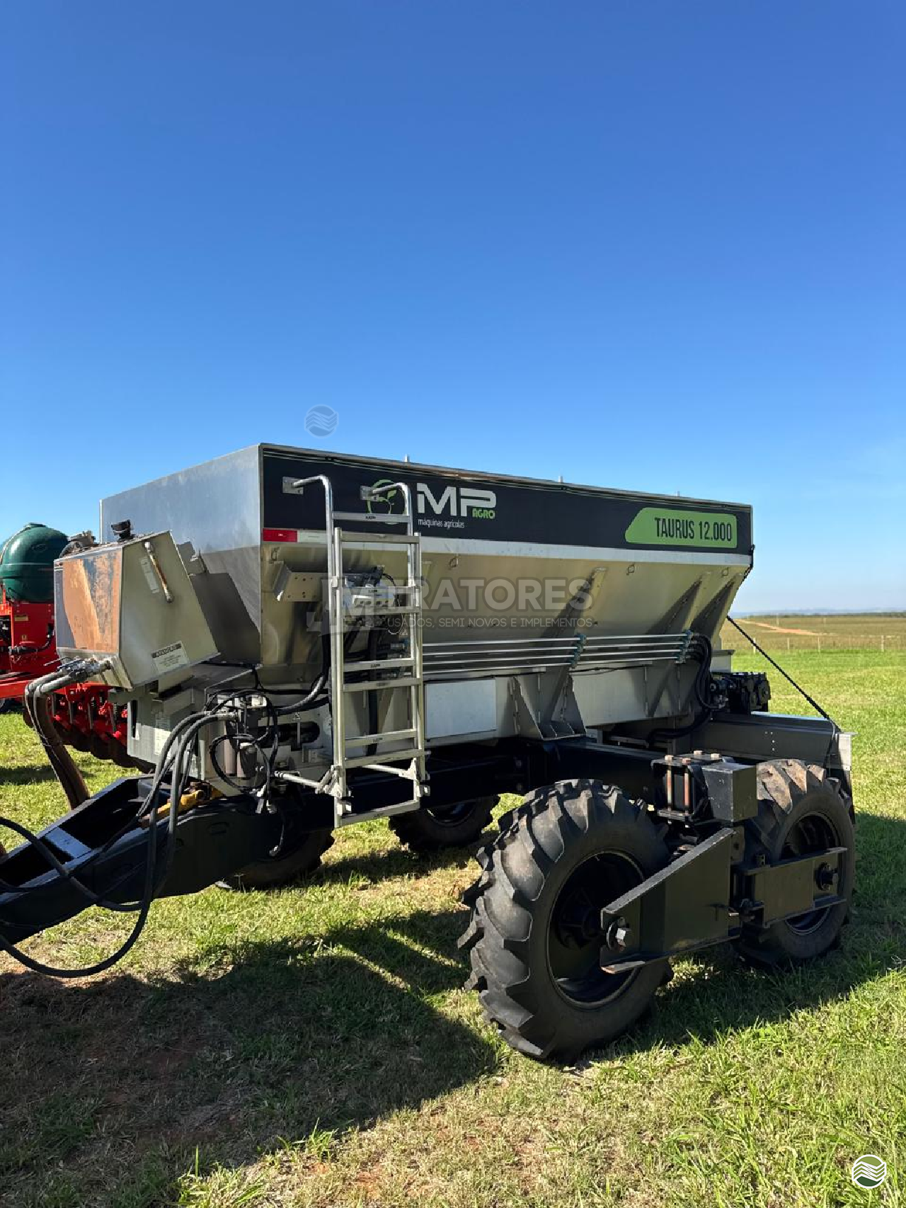 IMPLEMENTOS AGRICOLAS DISTRIBUIDOR CALCÁRIO 12000 Kg JM Tratores  ADAMANTINA SÃO PAULO SP