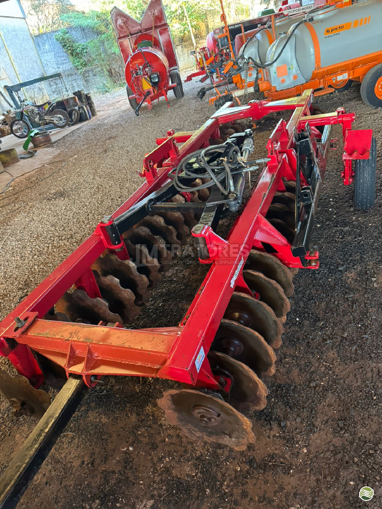IMPLEMENTOS AGRICOLAS GRADE NIVELADORA NIVELADORA 44 DISCOS JM Tratores  ADAMANTINA SÃO PAULO SP