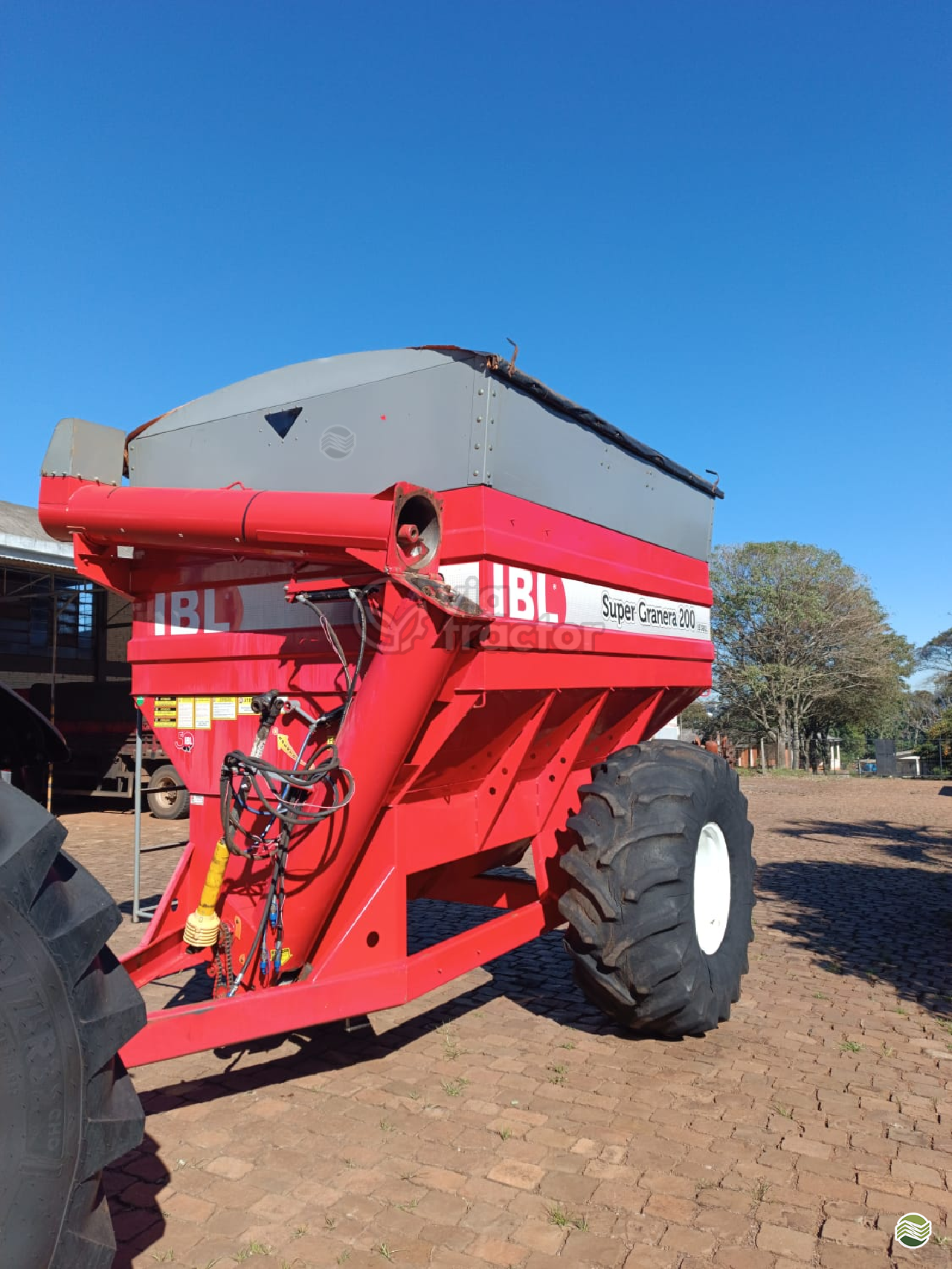 IMPLEMENTOS AGRICOLAS CARRETA BAZUKA GRANELEIRA 16000 Via Tractor ERECHIM RIO GRANDE DO SUL RS