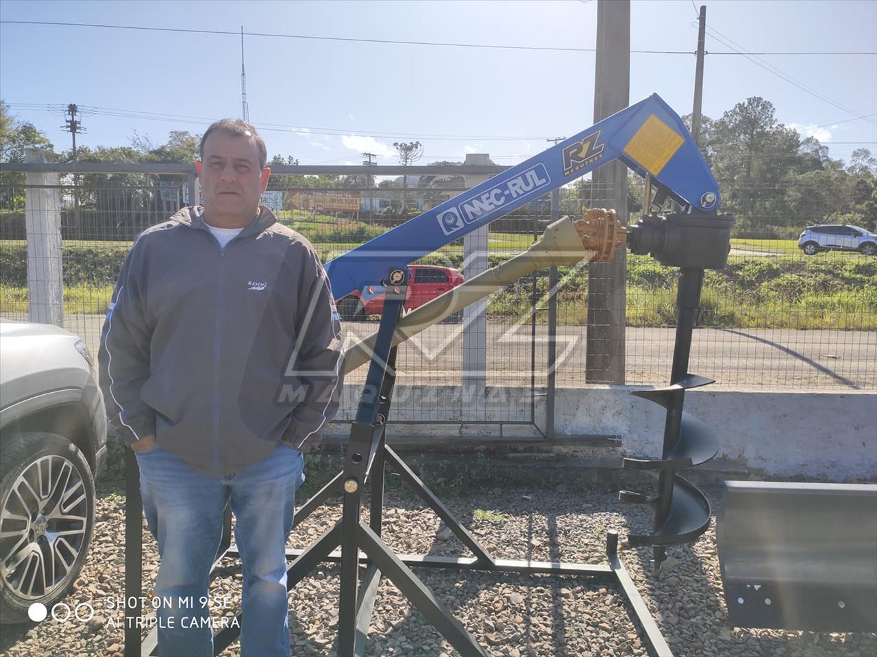 Parabéns para o nosso amigo Paulo Benetti que levou pra casa o seu perfurador de solo MEC-RUL que vai facilitar muito o seu trabalho! Muito obrigado pela preferência e confiança no nosso trabalho! Sucesso!
A MEC-RUL é uma das excelentes marcas que você encontra na RZ MÁQUINAS! Confira!