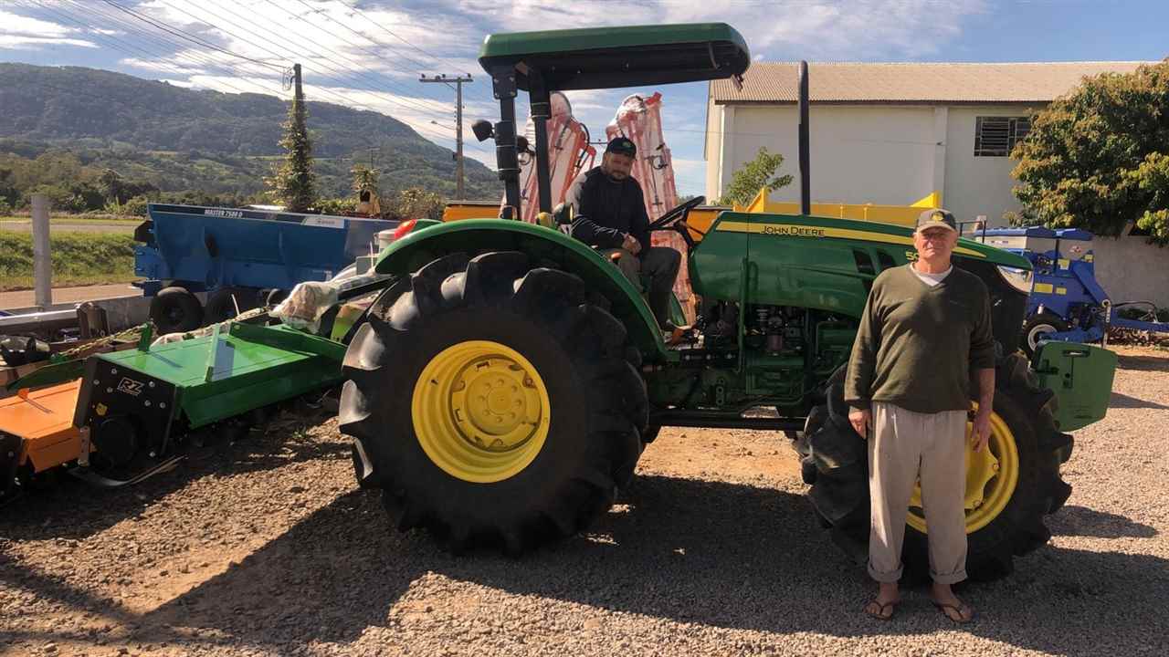 "Sabadou" com entrega de equipamento na RZ MÁQUINAS! Queremos parabenizar o nosso amigo Juliano Barbieri e seu pai, pela aquisição desta magnífica enxada rotativa MEC-RULL! Muito obrigado pela preferência e confiança no nosso trabalho! Sucesso e forte abraço! Conte sempre conosco! Toda linha de equipamentos MEC-RULL você encontra na RZ MÁQUINAS! Confira!