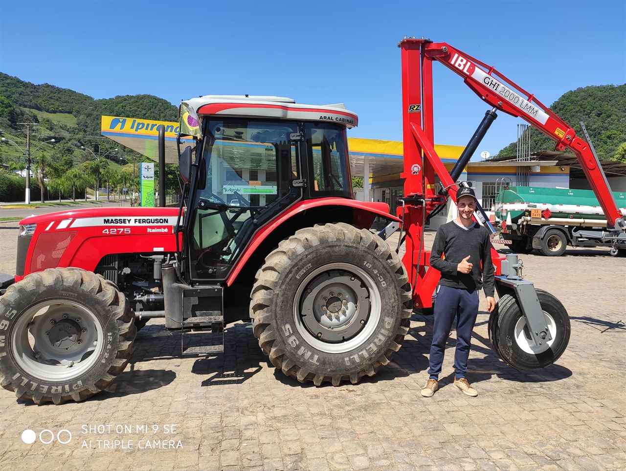Nessa sexta-feira ensolarada, queremos parabenizar os nossos amigos Vitor Rossato e família, de Nova Palma,pela aquisição deste guincho bag, 2.000 Kg, com extensor de lança, IBL. Muito obrigado pela preferência e por mais uma vez confiar em nosso trabalho! Sucesso e grande abraço! Toda linha de equipamentos IBL você encontra na RZ MÁQUINAS! Confira!