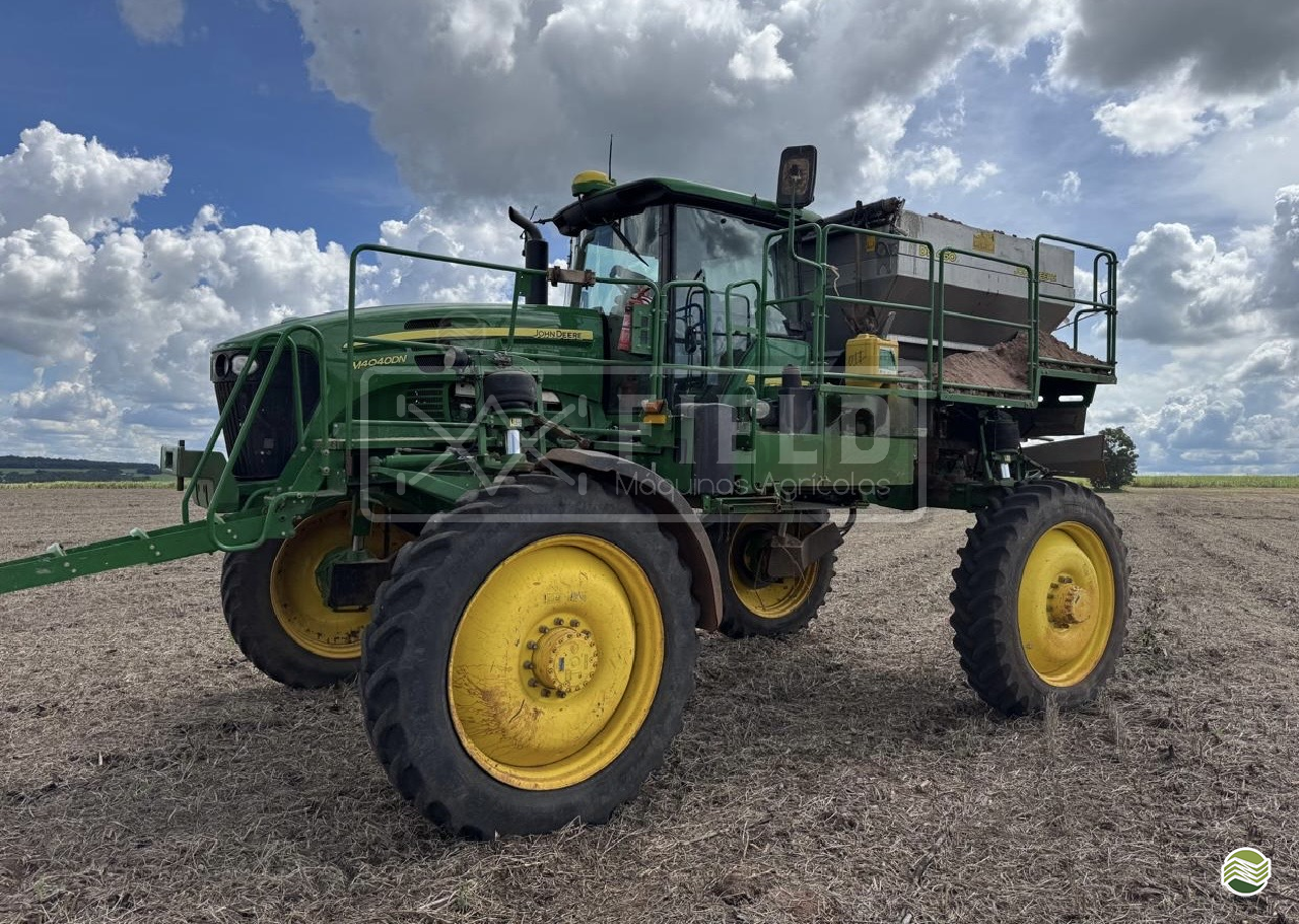 DISTRIBUIDOR AUTOPROPELIDO JOHN DEERE DISTRIBUIDOR M4040DN Field Máquinas Agrícolas CLEVELANDIA PARANÁ PR