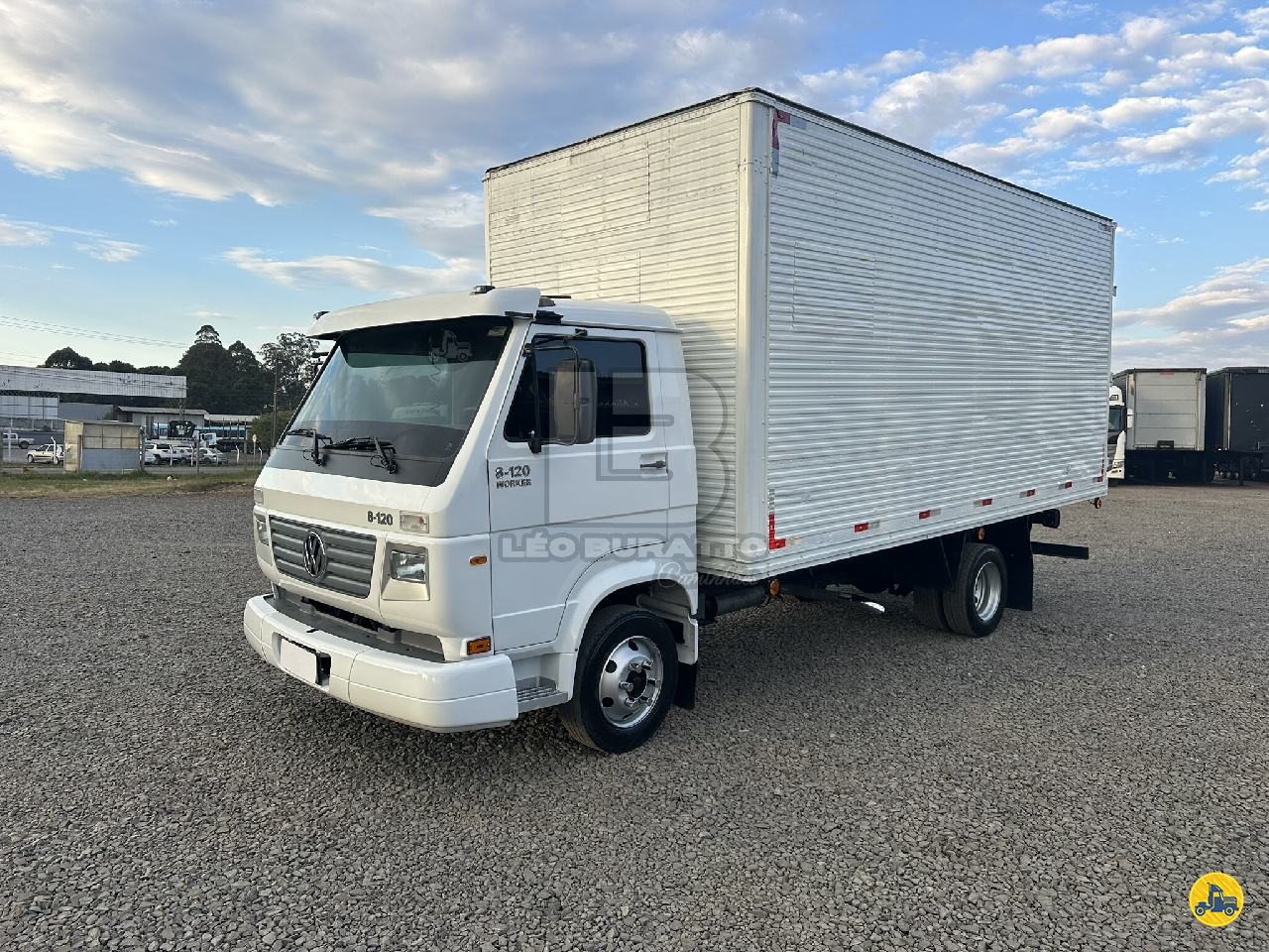 CAMINHAO VOLKSWAGEN VW 8120 Baú Furgão 3/4 4x2 Léo Buratto Caminhões LAGES SANTA CATARINA SC